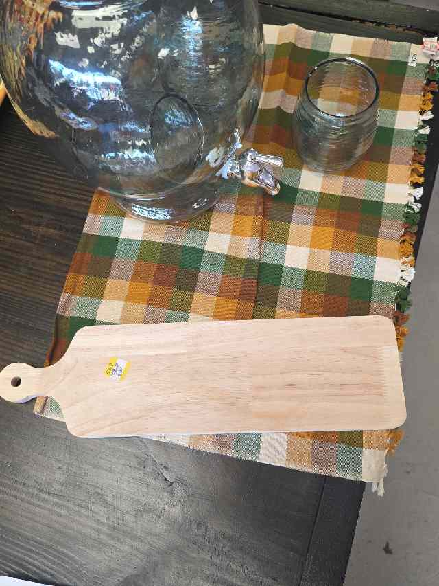 CONTRAINED CUTTING BOARD