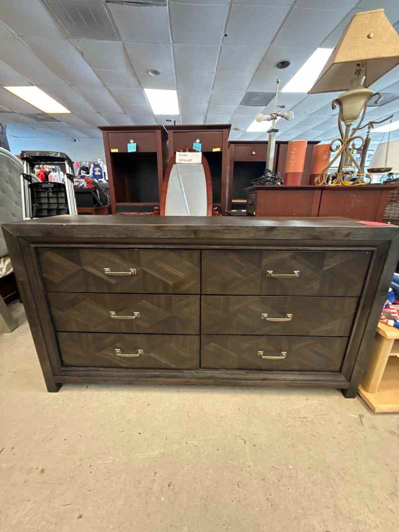 DRESSER